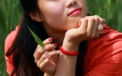 女教师朝学生喷液体